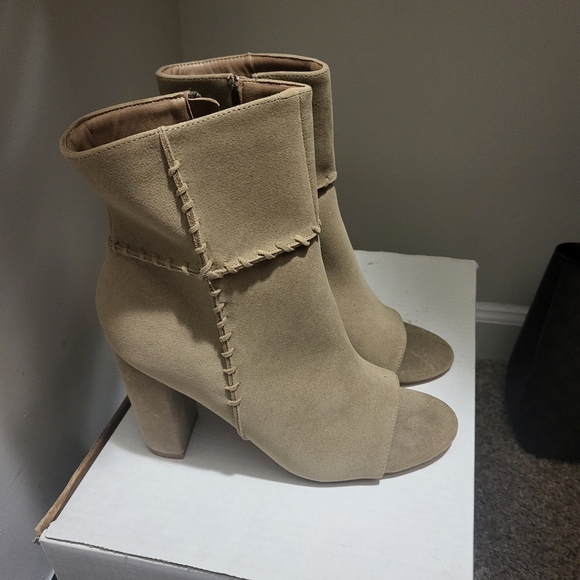 Boot Shoes - Picture 2 of 4